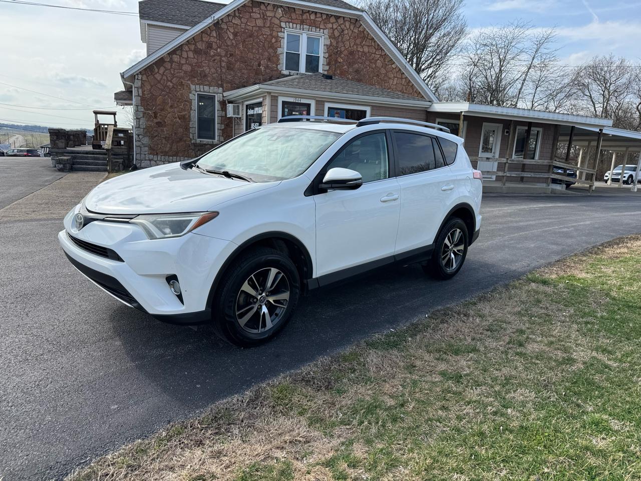 Toyota RAV4 XLE FWD (Natl) 2017