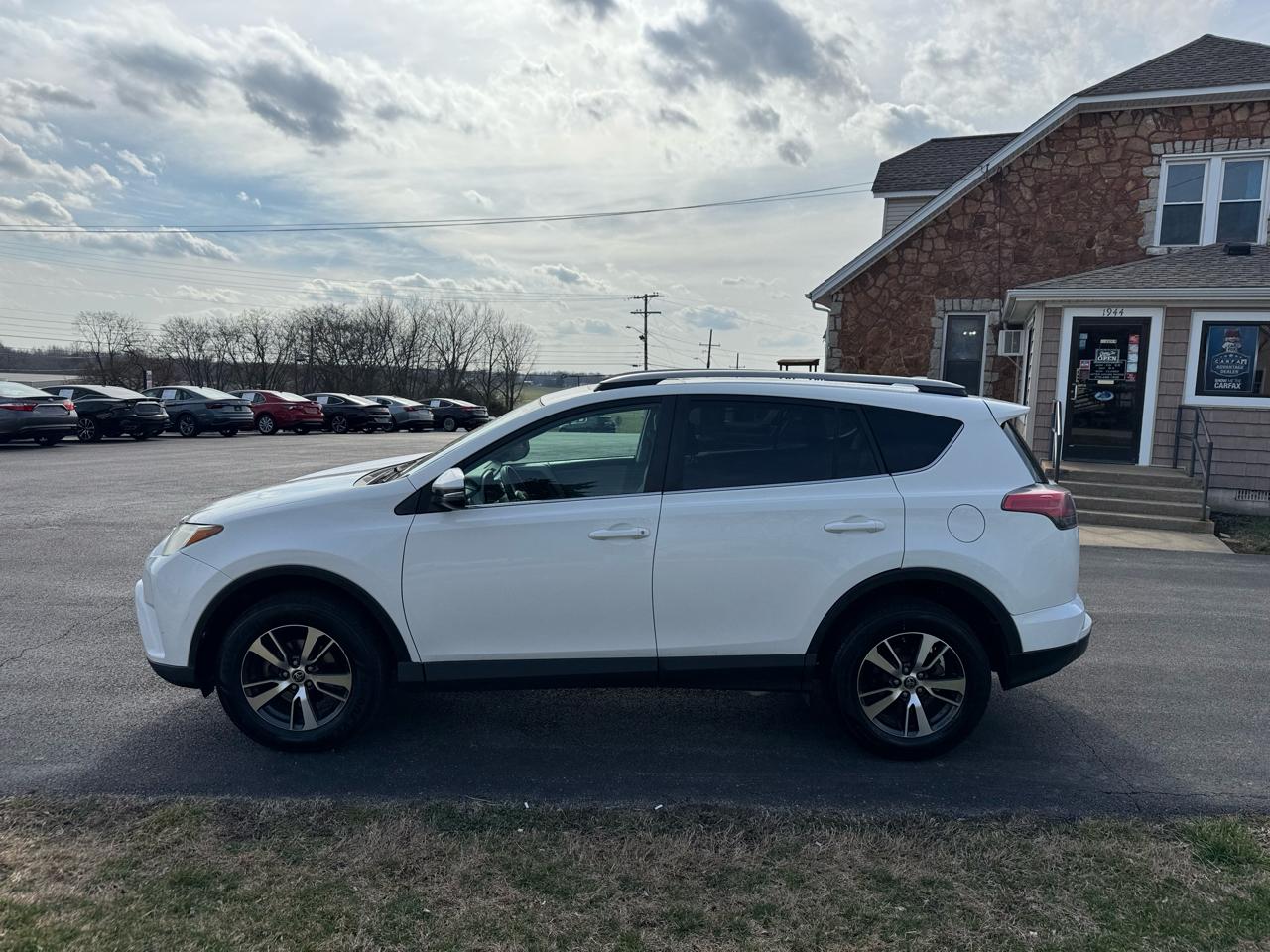 Toyota RAV4 XLE FWD (Natl) 2017