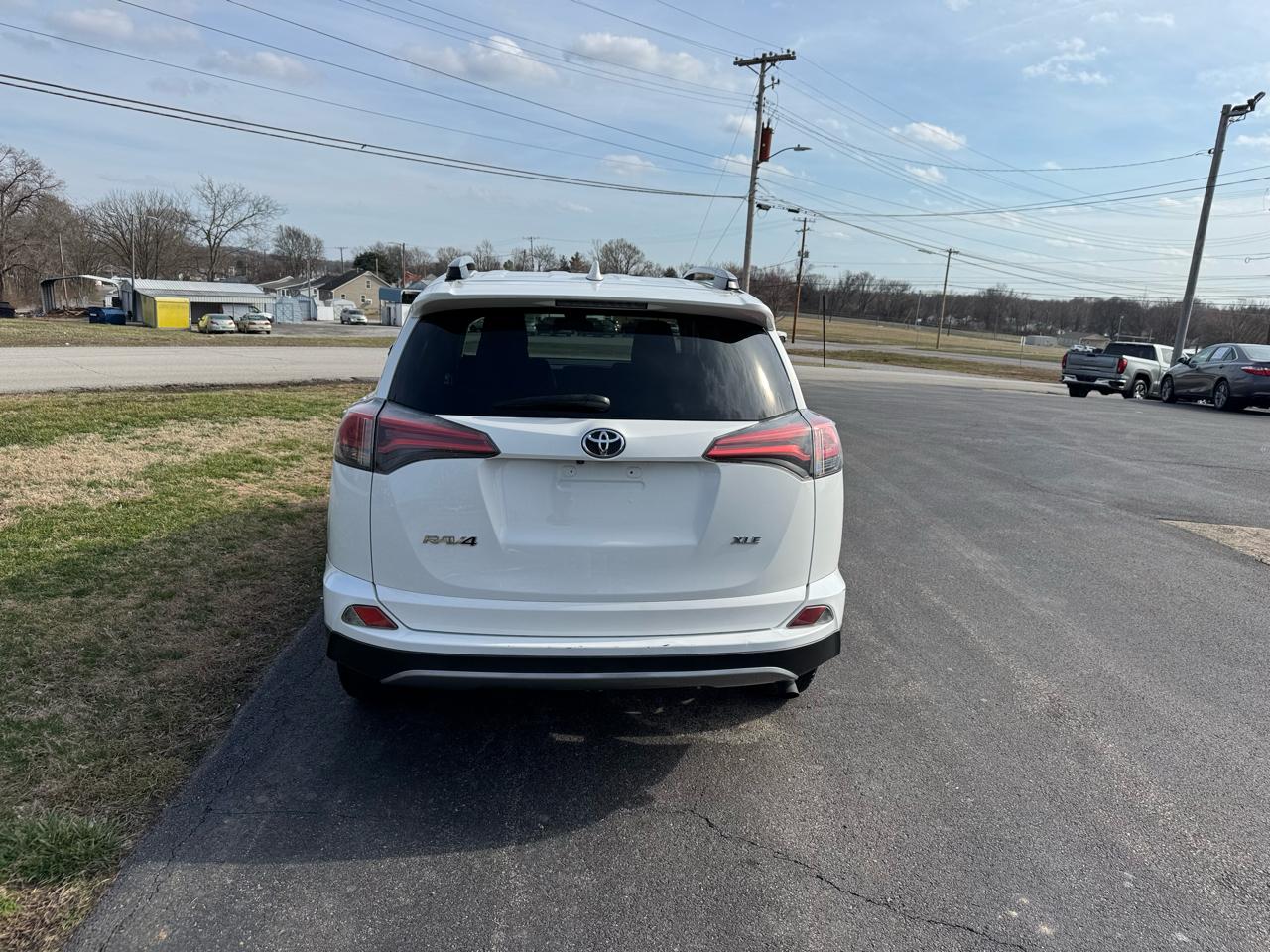 Toyota RAV4 XLE FWD (Natl) 2017