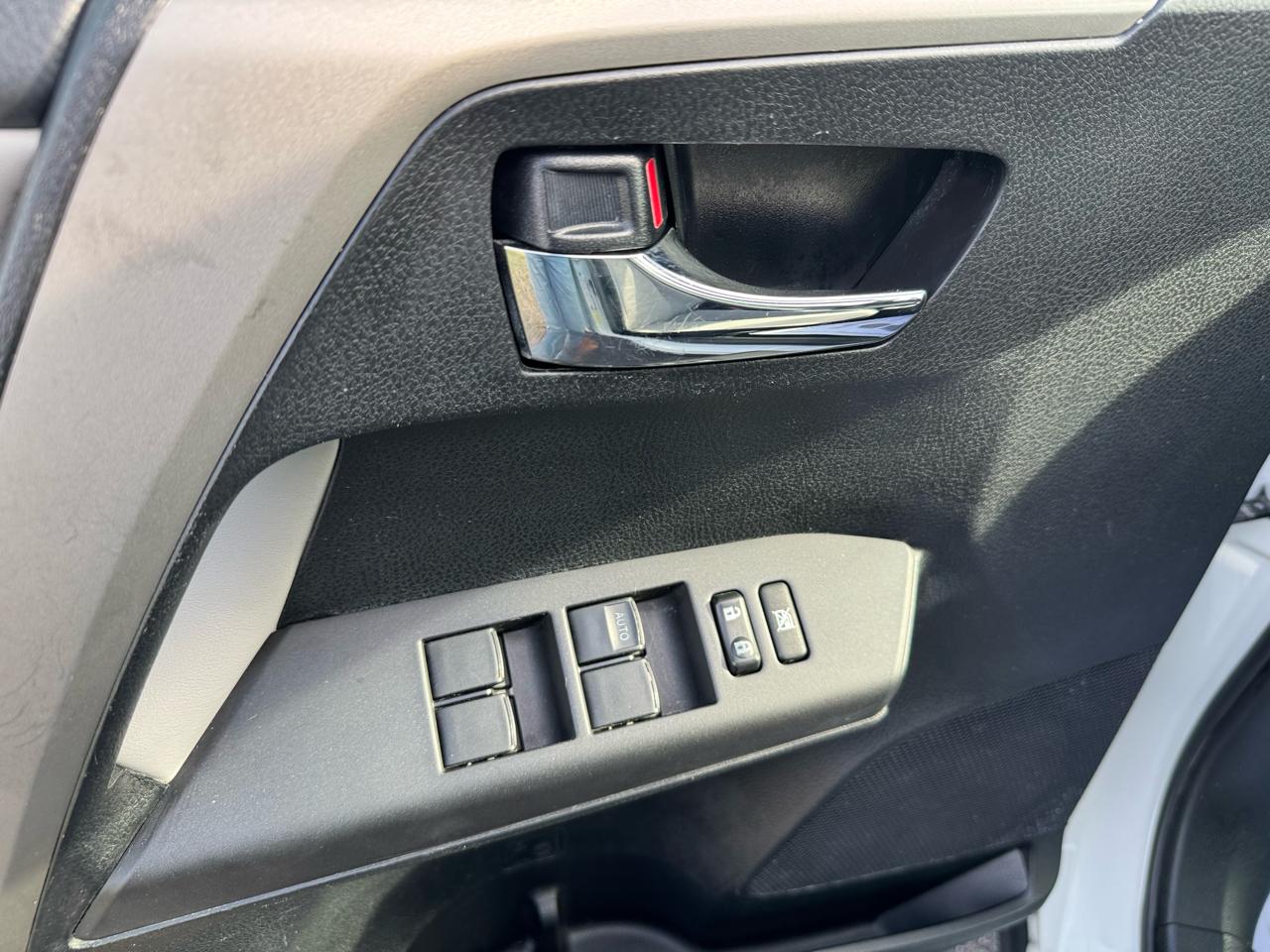 Toyota RAV4 XLE FWD (Natl) 2017