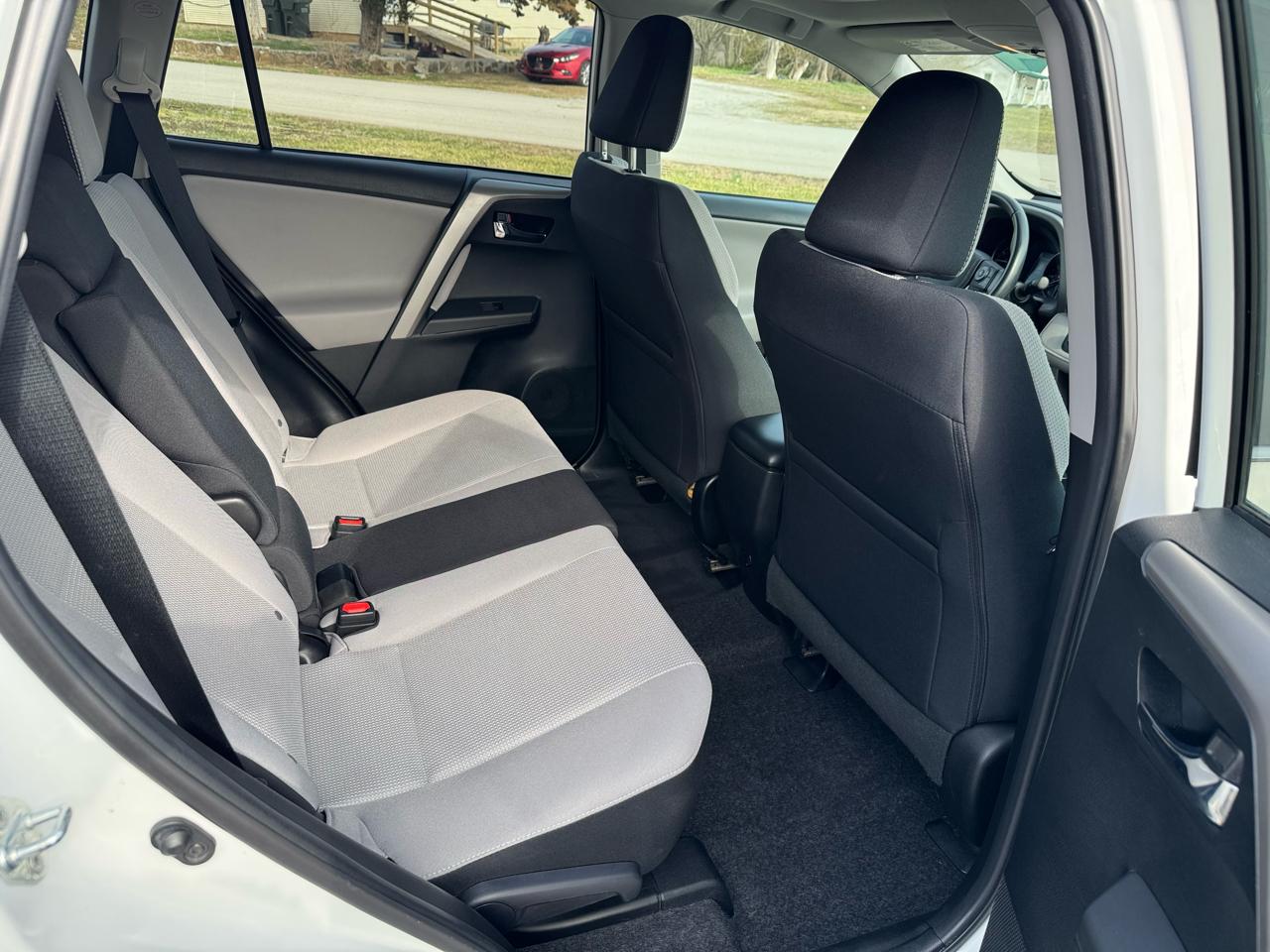 Toyota RAV4 XLE FWD (Natl) 2017