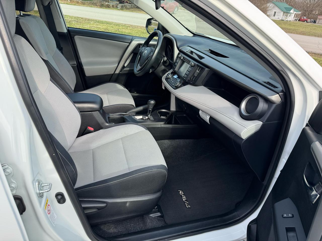 Toyota RAV4 XLE FWD (Natl) 2017