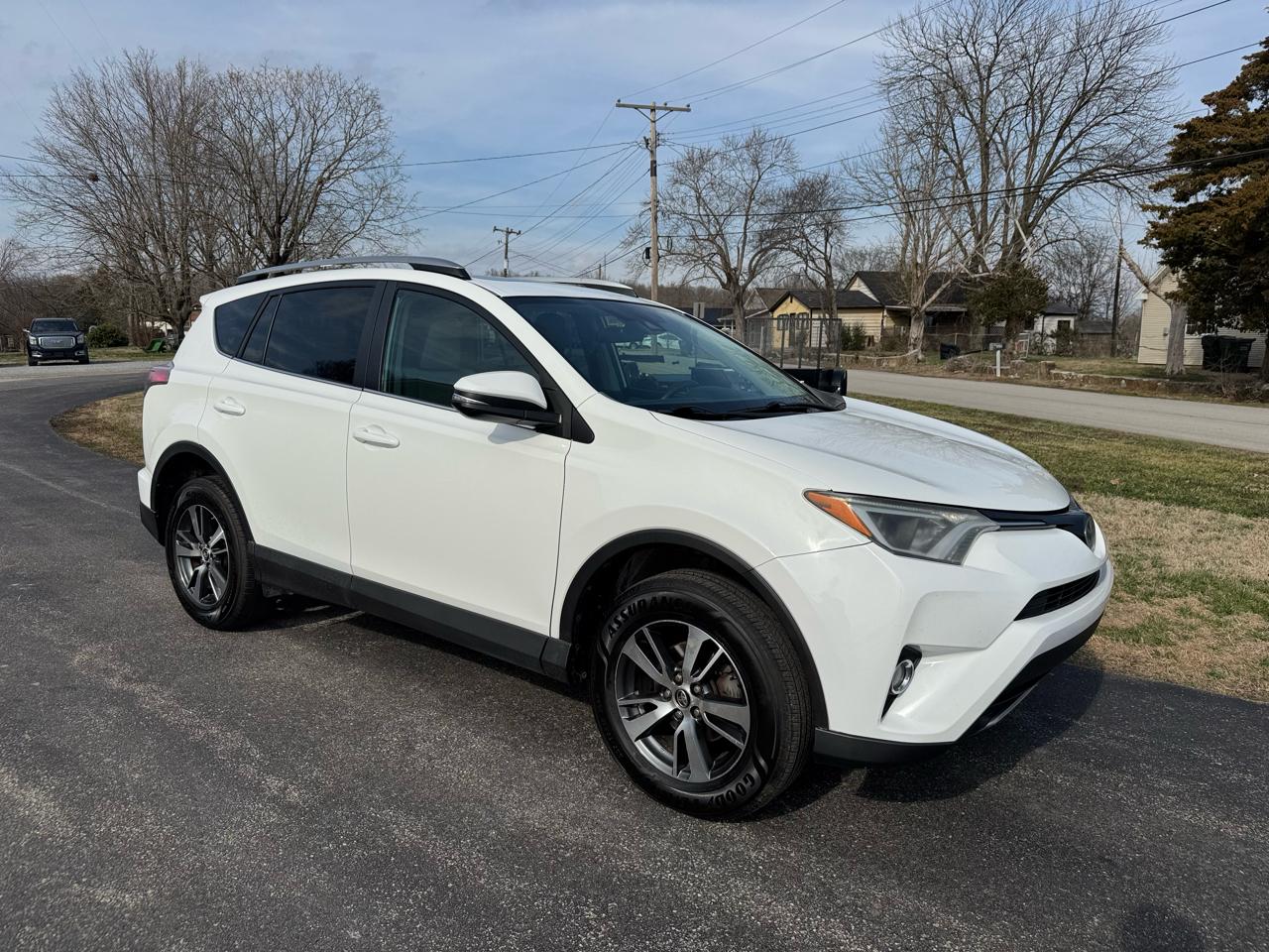 Toyota RAV4 XLE FWD (Natl) 2017