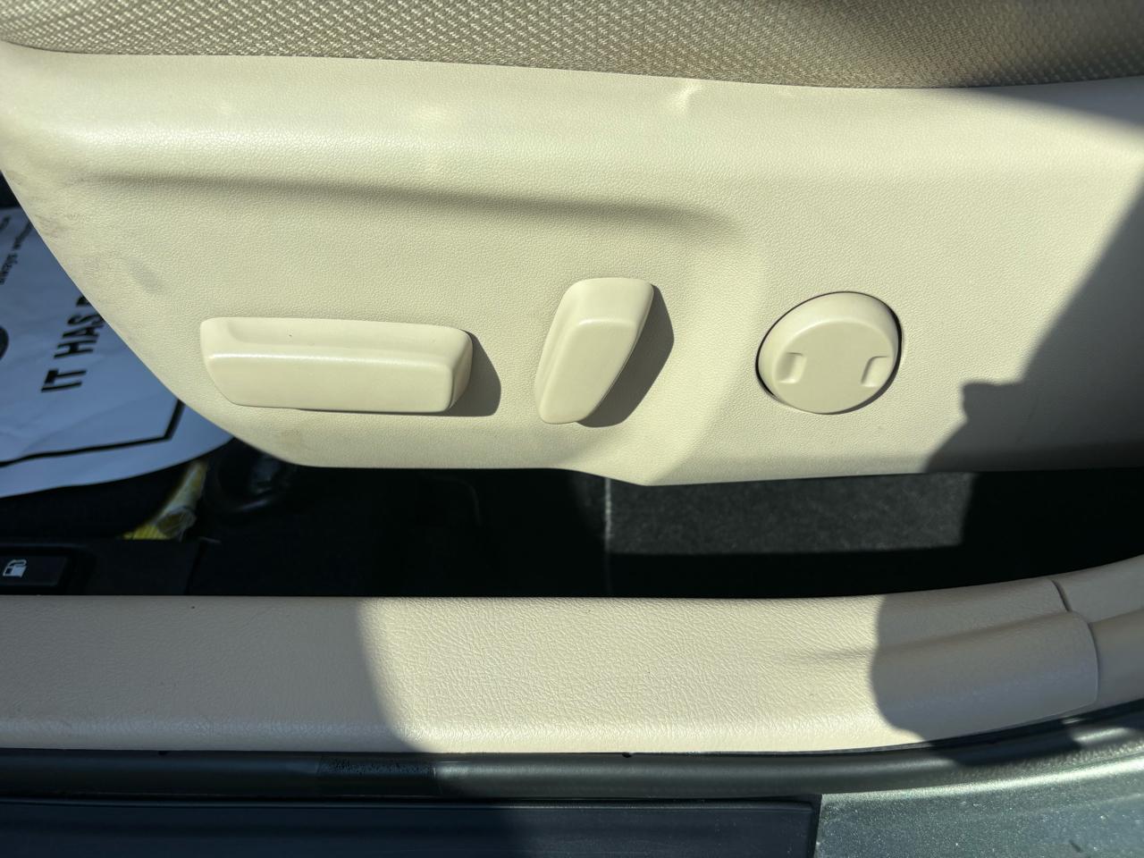Toyota Camry 4dr Sdn LE Auto 2012
