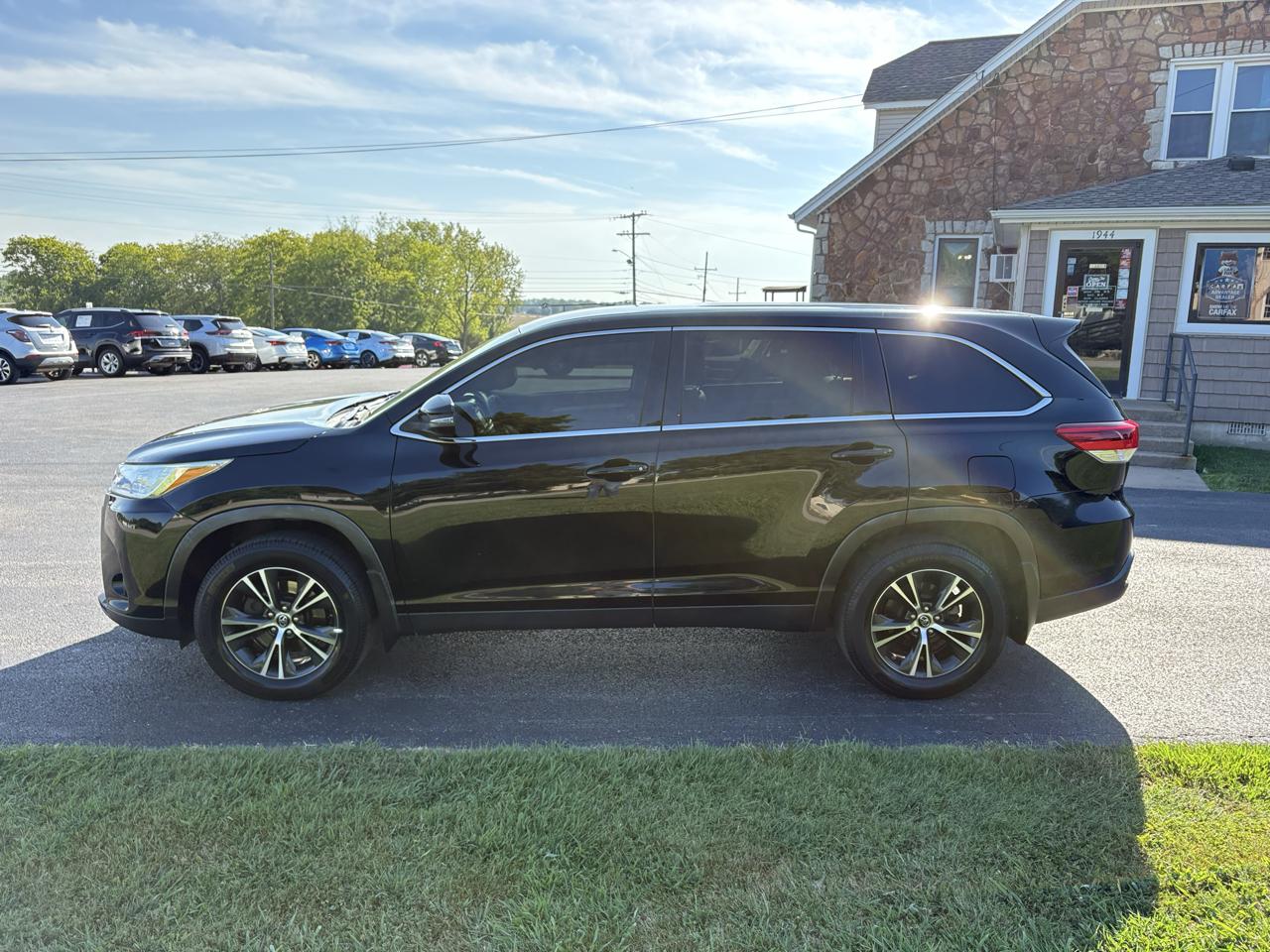 Toyota Highlander LE V6 AWD (Natl) 2019