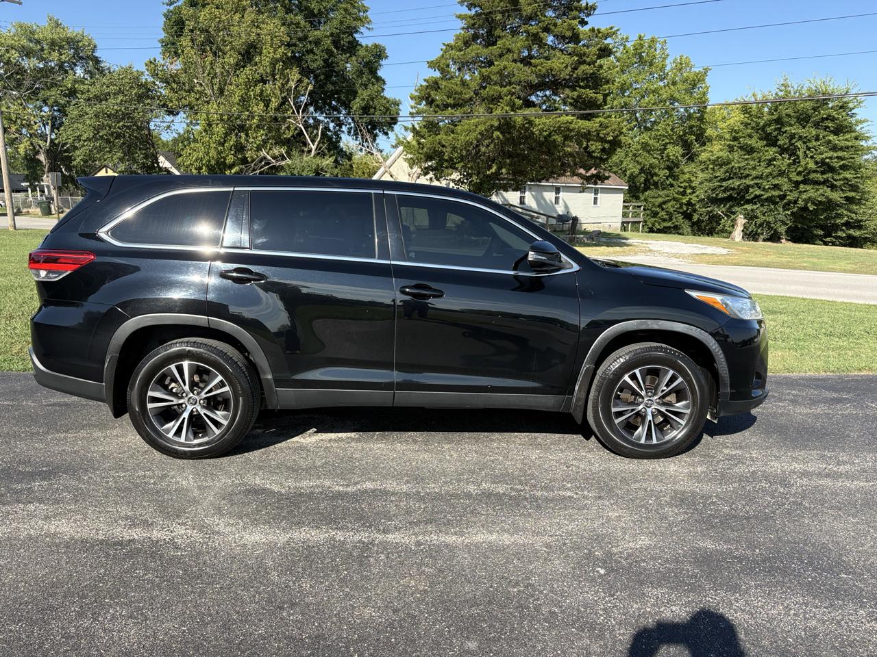 Toyota Highlander LE V6 AWD (Natl) 2019