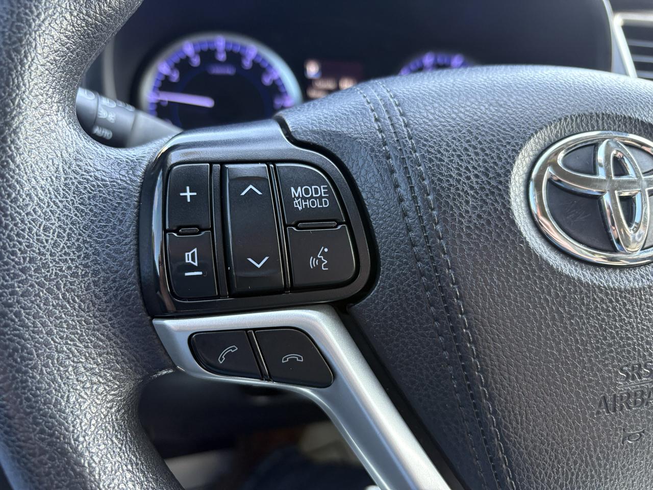 Toyota Highlander LE V6 AWD (Natl) 2019