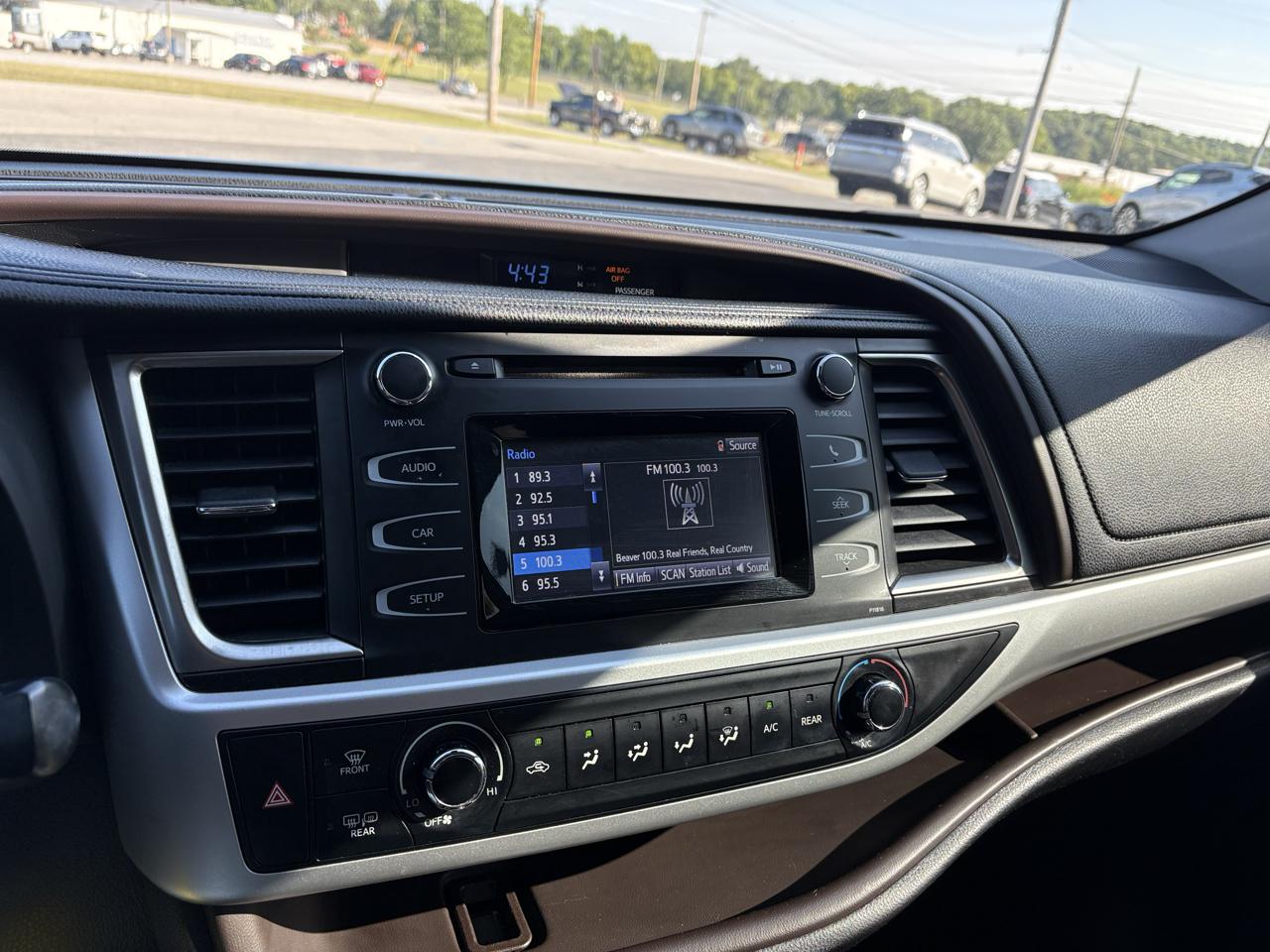 Toyota Highlander LE V6 AWD (Natl) 2019