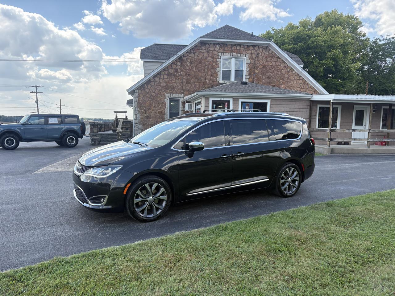 2017 Chrysler Pacifica Limited FWD