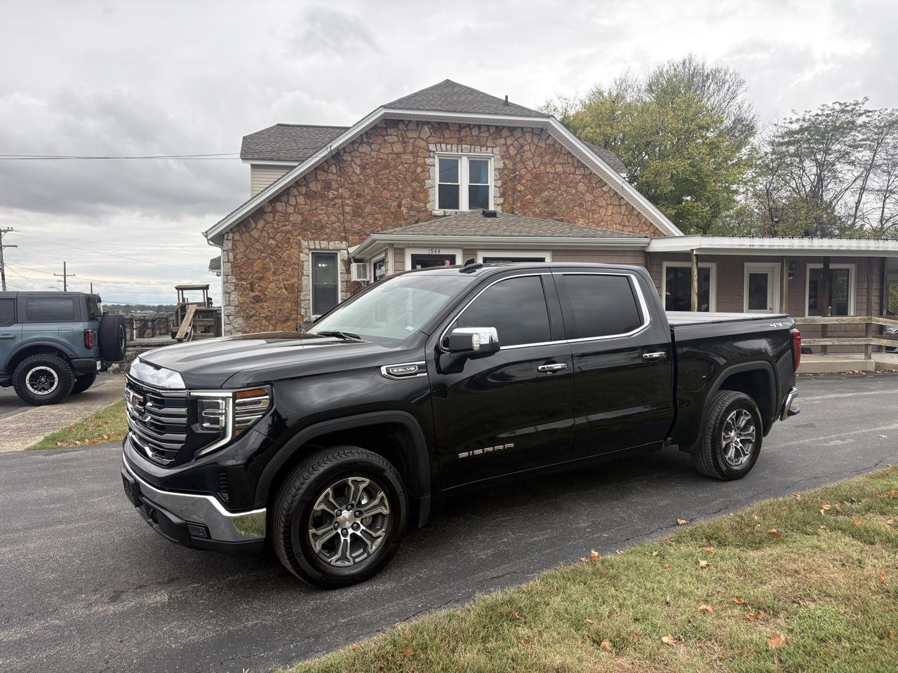 GMC Sierra 1500 4WD Crew Cab 147" SLT 2026