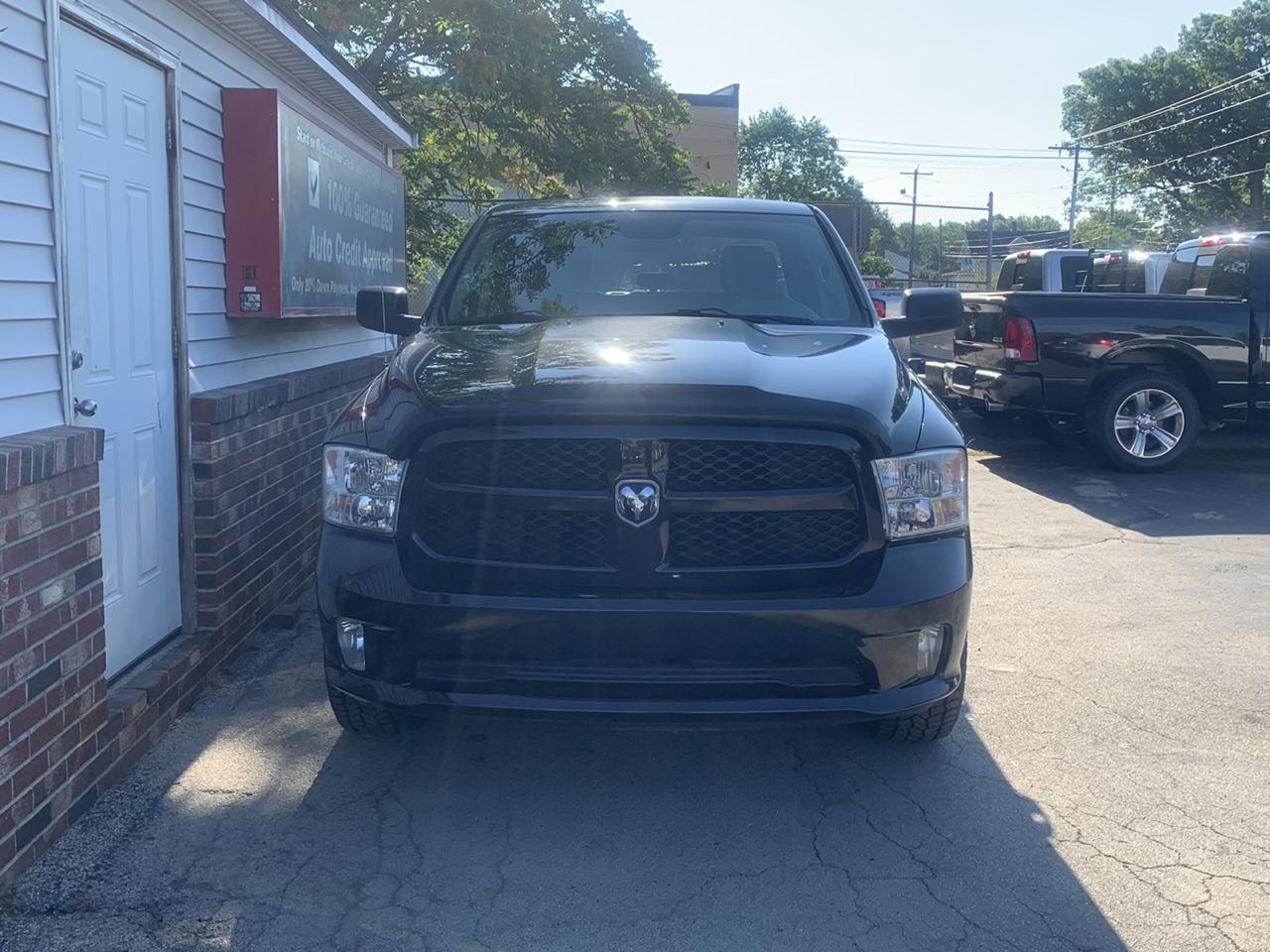 RAM 1500 ST 4x4 Crew Cab 5'7" Box 2017