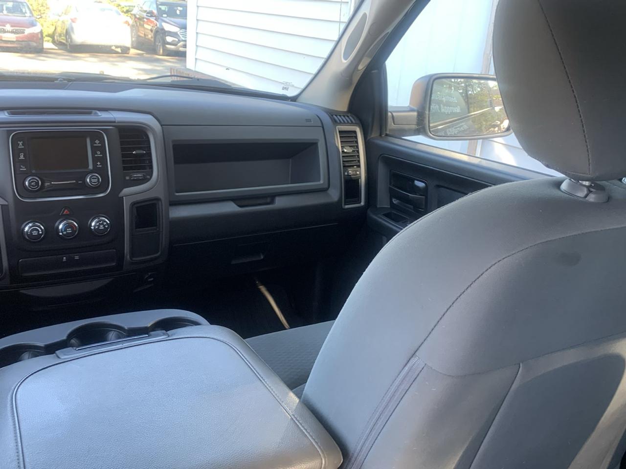 RAM 1500 ST 4x4 Crew Cab 5'7" Box 2017