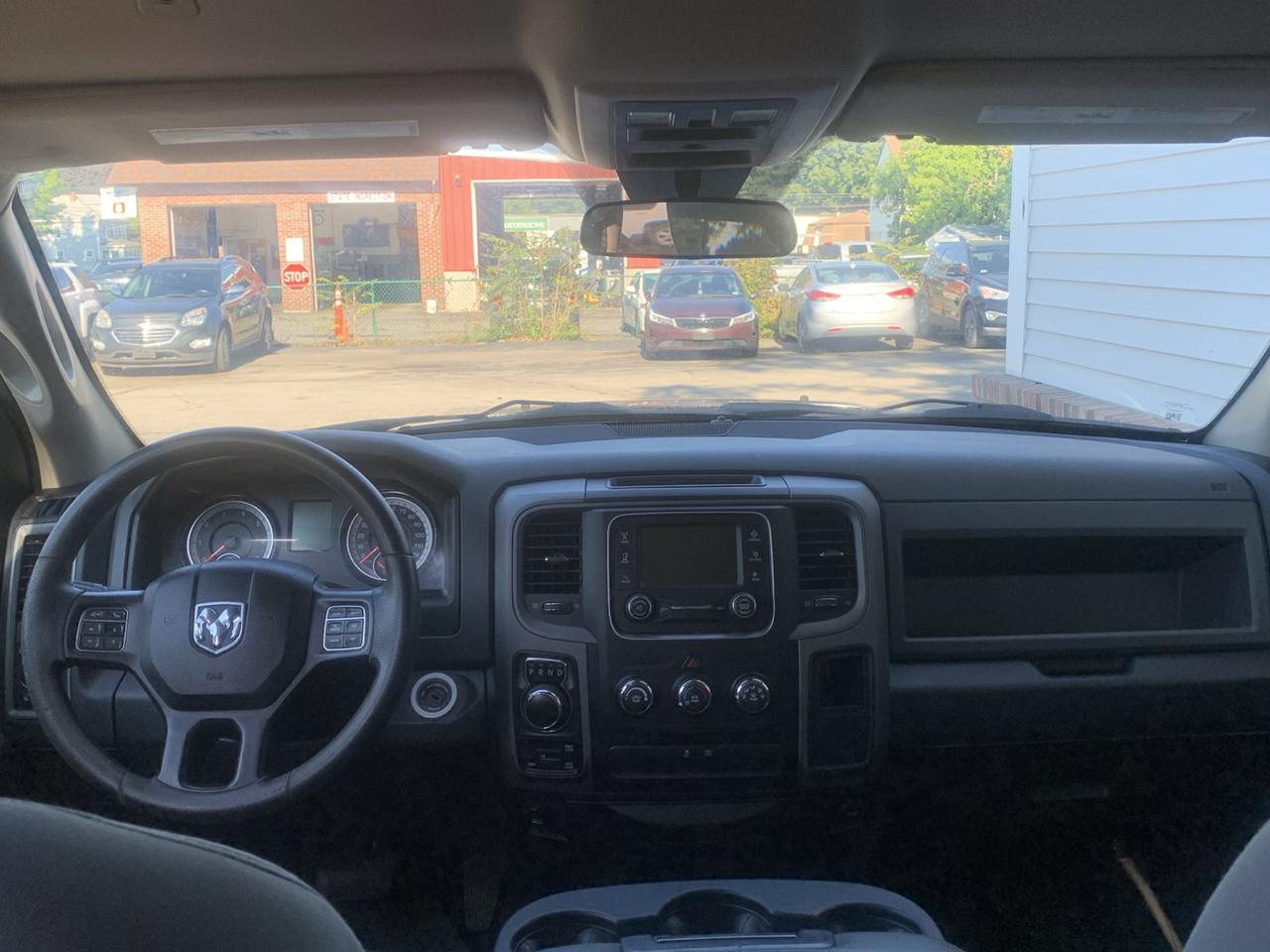 RAM 1500 ST 4x4 Crew Cab 5'7" Box 2017