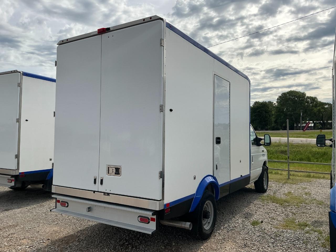 Ford Econoline E-350 Super Duty 2023