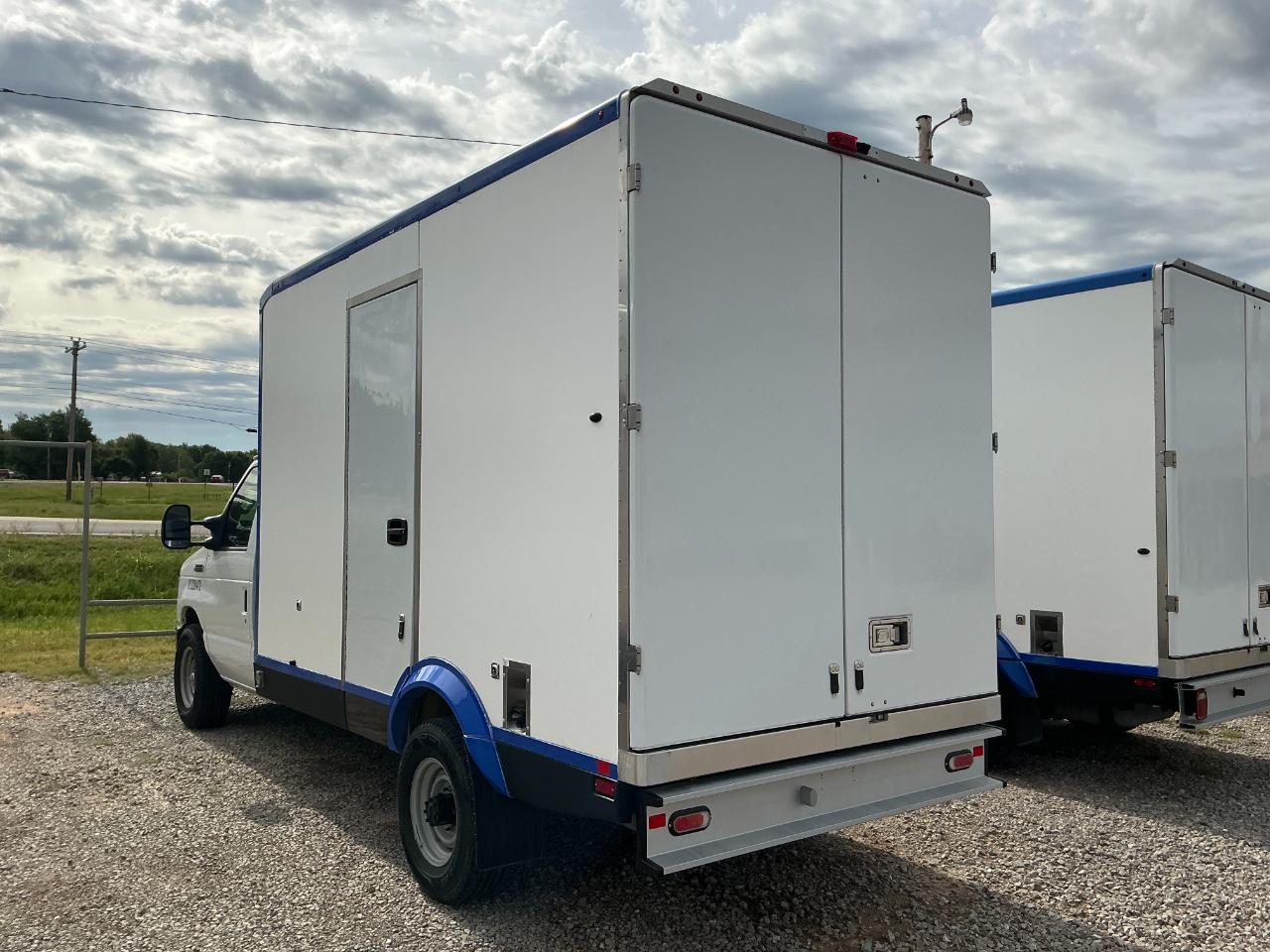 Ford Econoline E-350 Super Duty 2023