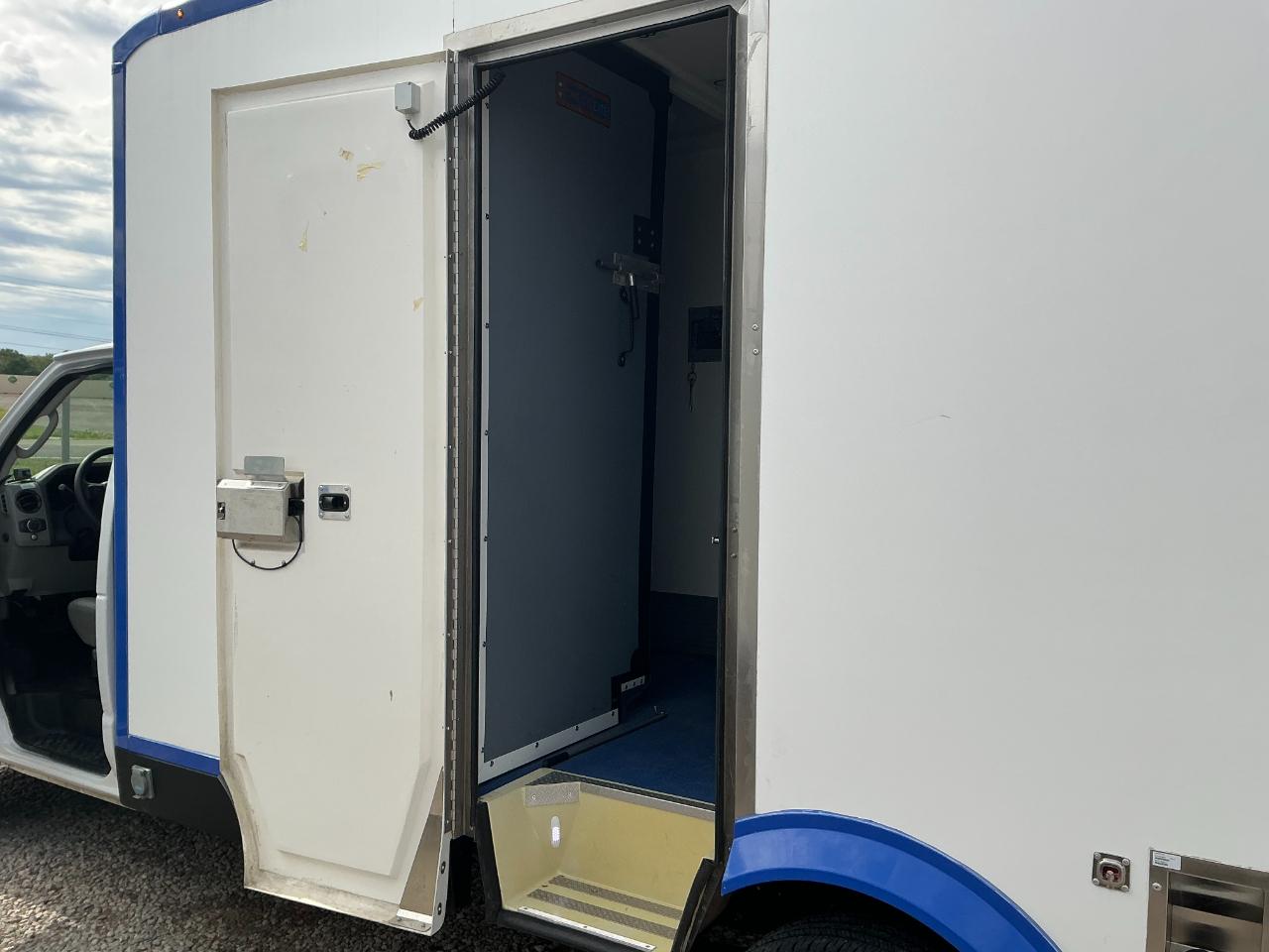 Ford Econoline E-350 Super Duty 2023