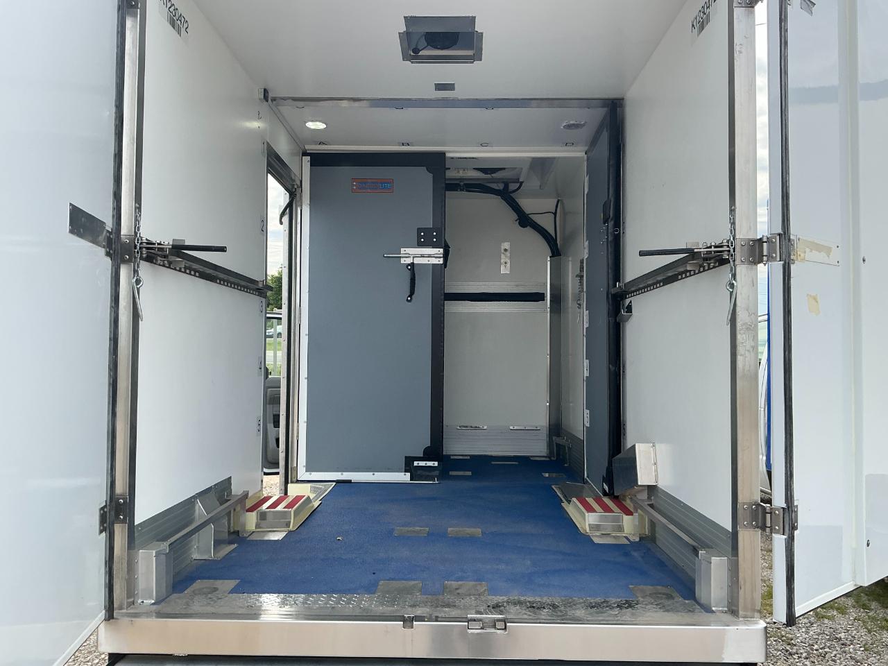 Ford Econoline E-350 Super Duty 2023