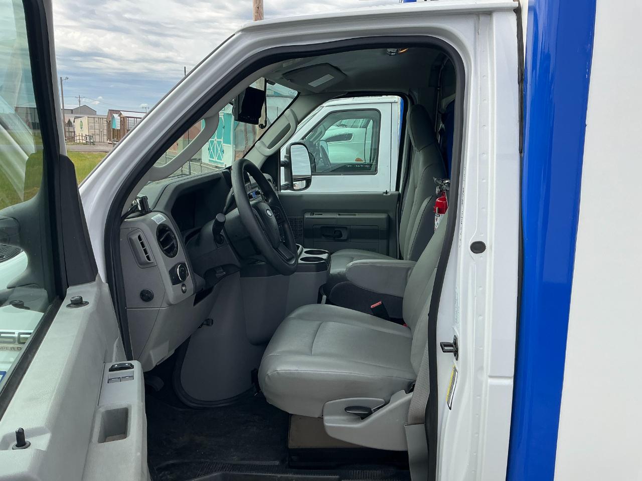 Ford Econoline E-350 Super Duty 2023