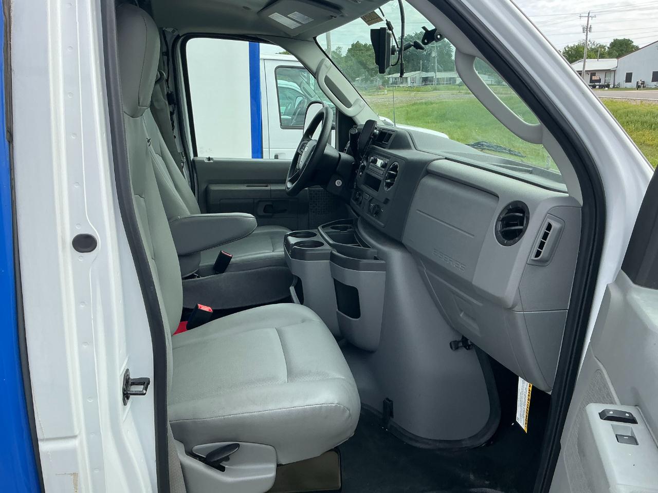 Ford Econoline E-350 Super Duty 2023