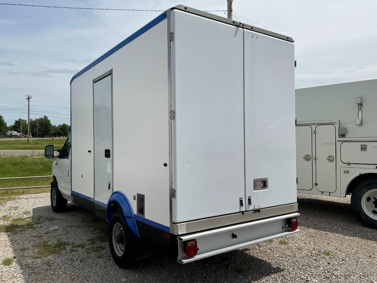 Ford Econoline E-350 Super Duty 2023