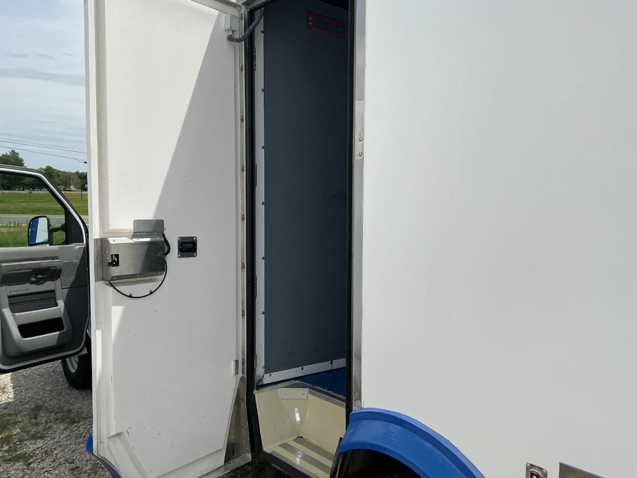 Ford Econoline E-350 Super Duty 2023