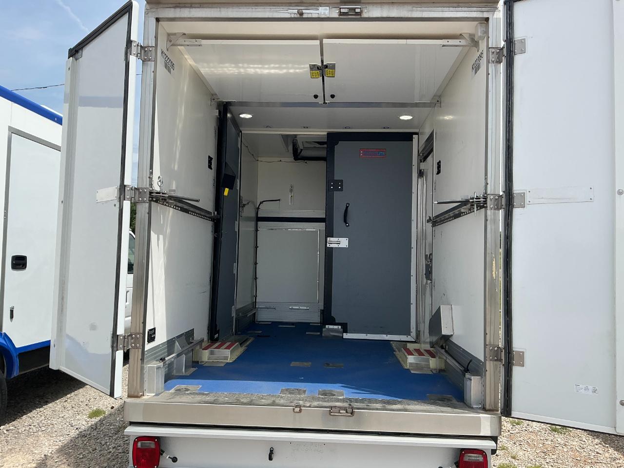 Ford Econoline E-350 Super Duty 2023