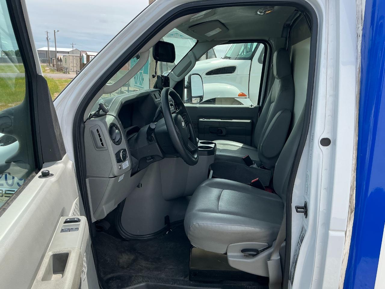 Ford Econoline E-350 Super Duty 2023