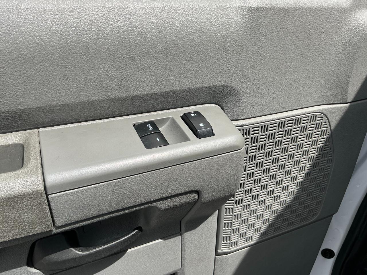 Ford Econoline E-350 Super Duty 2023