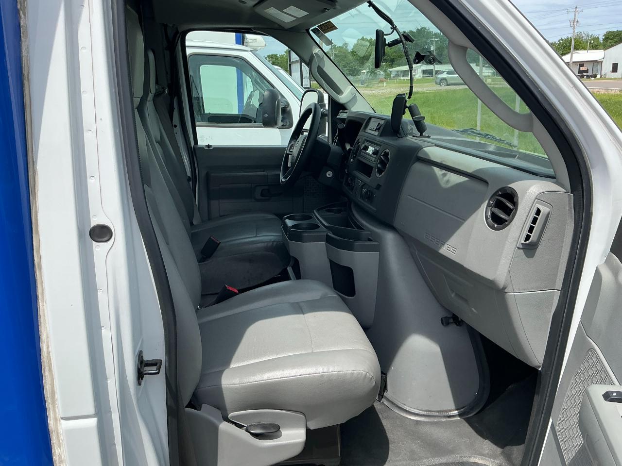 Ford Econoline E-350 Super Duty 2023