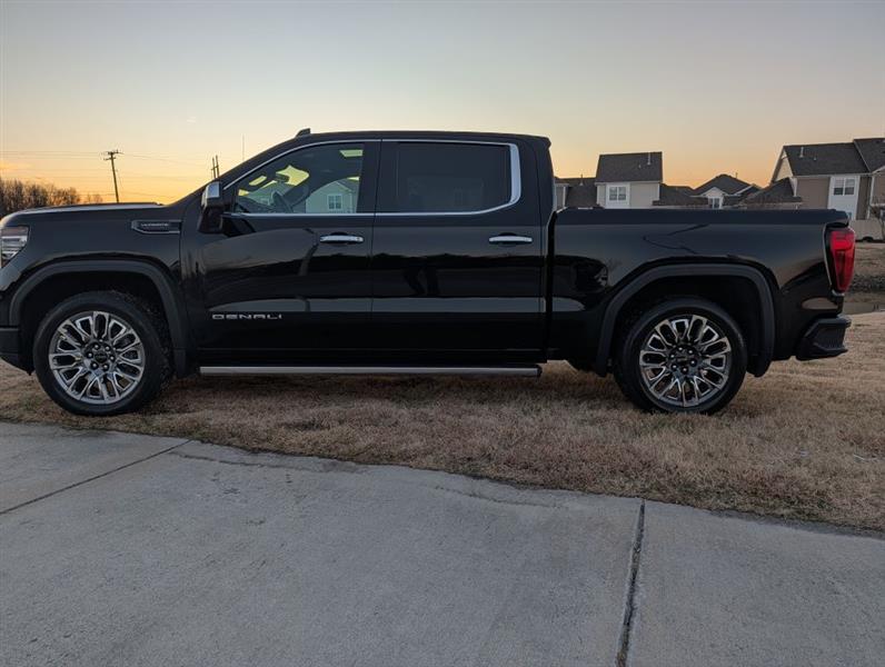 GMC Sierra 1500 Denali Ultimate Crew Cab 4WD 2023