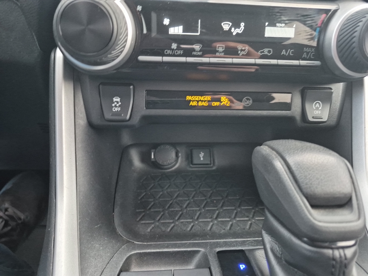 Toyota RAV4 LE AWD 2020