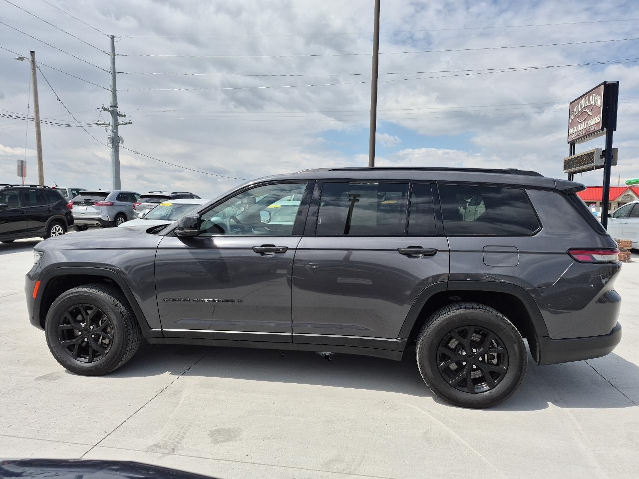 Jeep Grand Cherokee L Laredo 4WD 2024