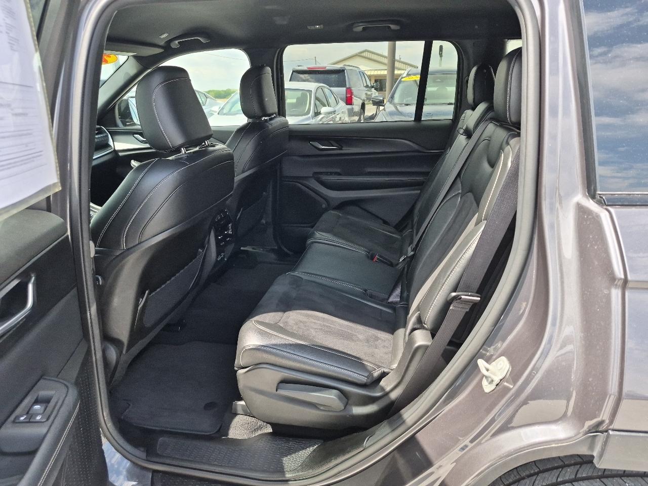 Jeep Grand Cherokee L Laredo 4WD 2024
