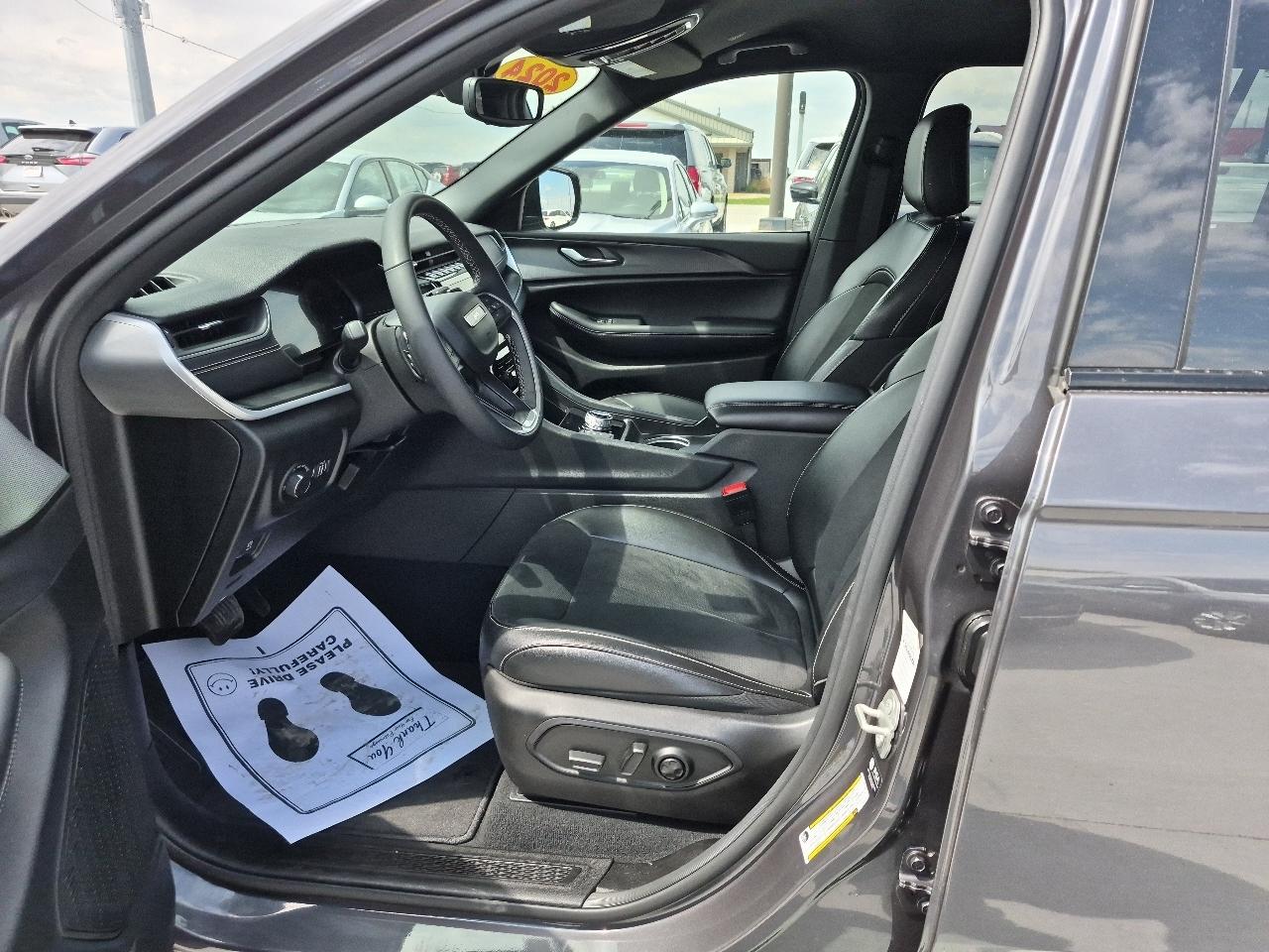 Jeep Grand Cherokee L Laredo 4WD 2024