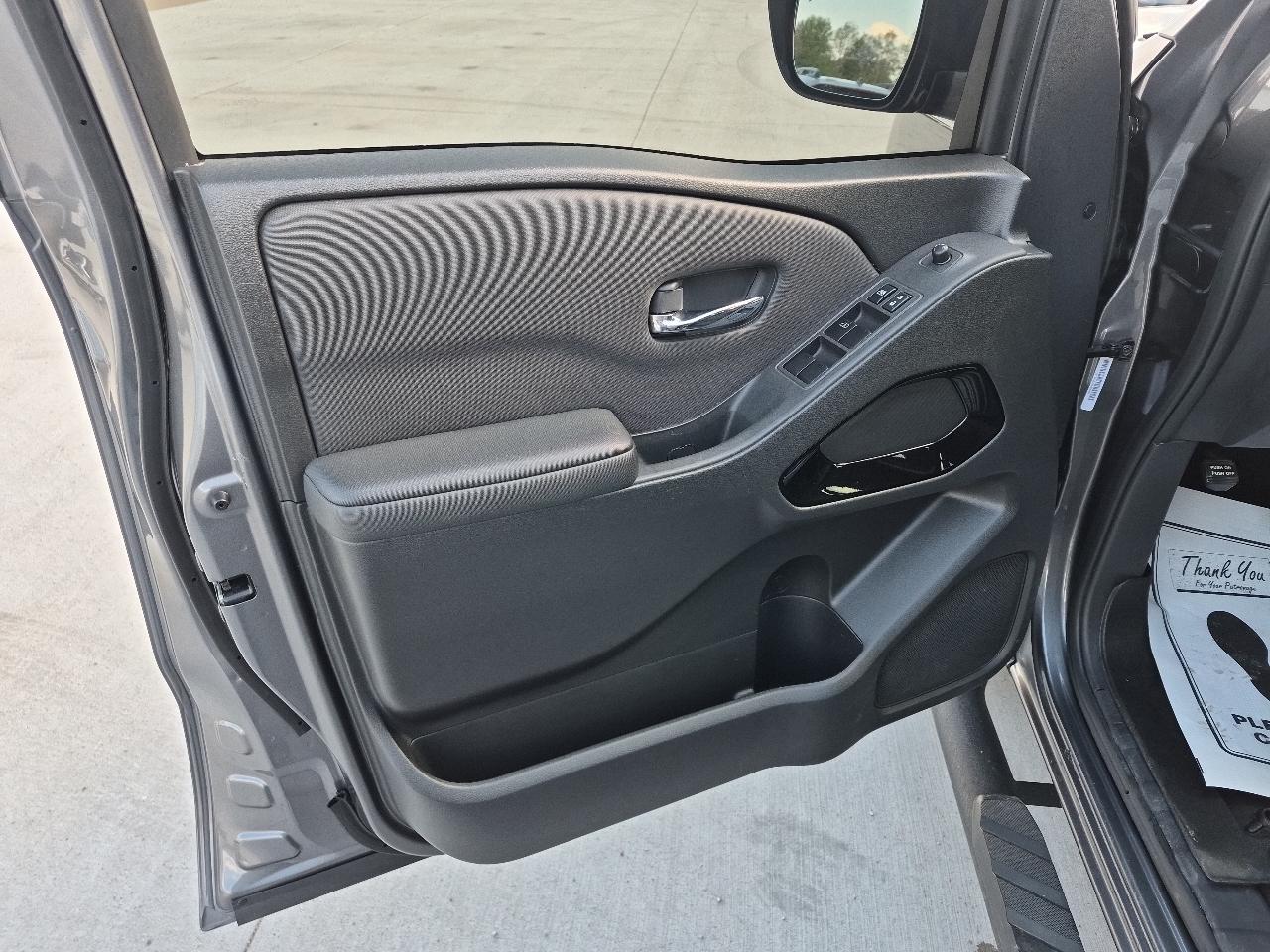 Nissan Frontier Crew Cab 4x4 SV 2023