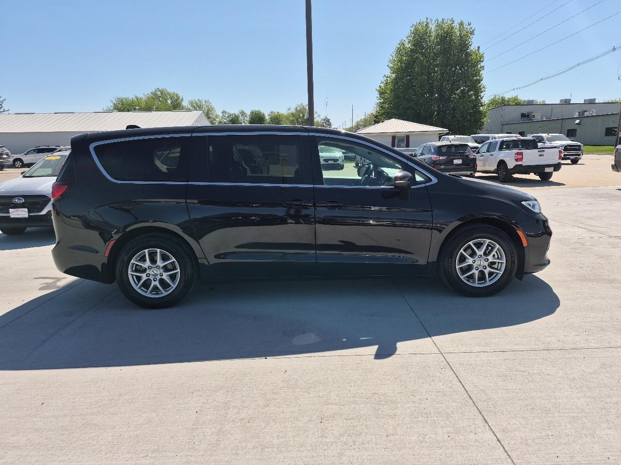 Chrysler Pacifica Touring L 2023