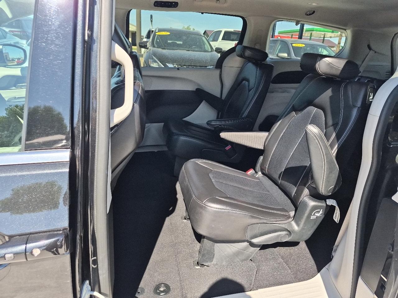 Chrysler Pacifica Touring L 2023