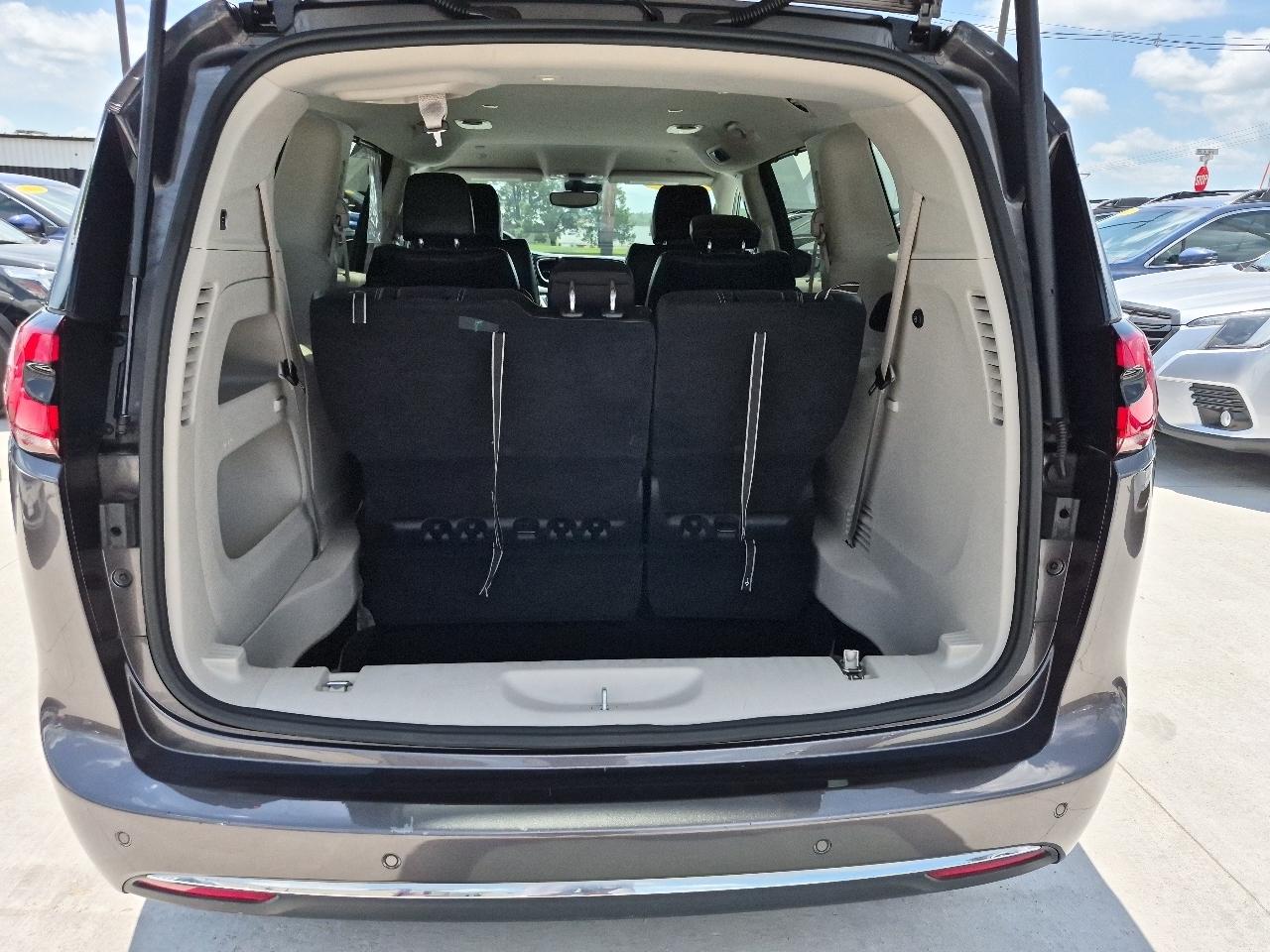 Chrysler Pacifica Touring L 2023