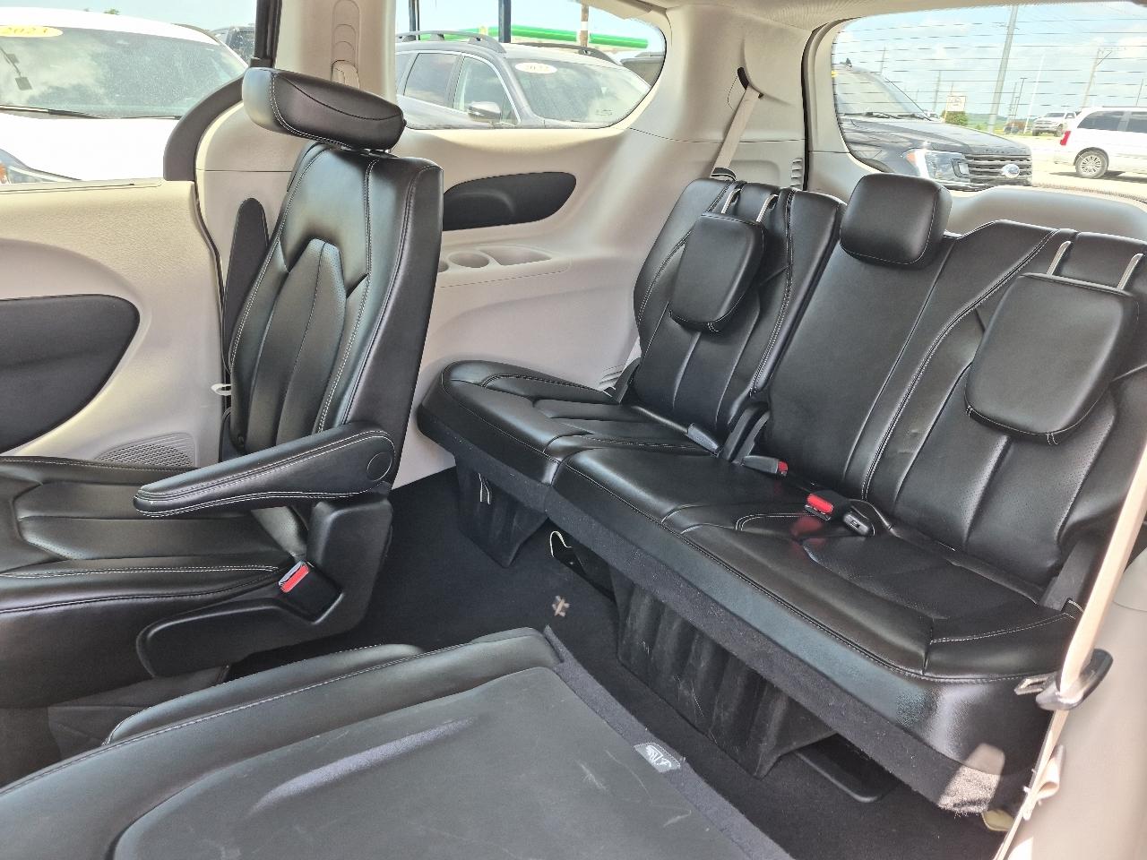 Chrysler Pacifica Touring L 2023