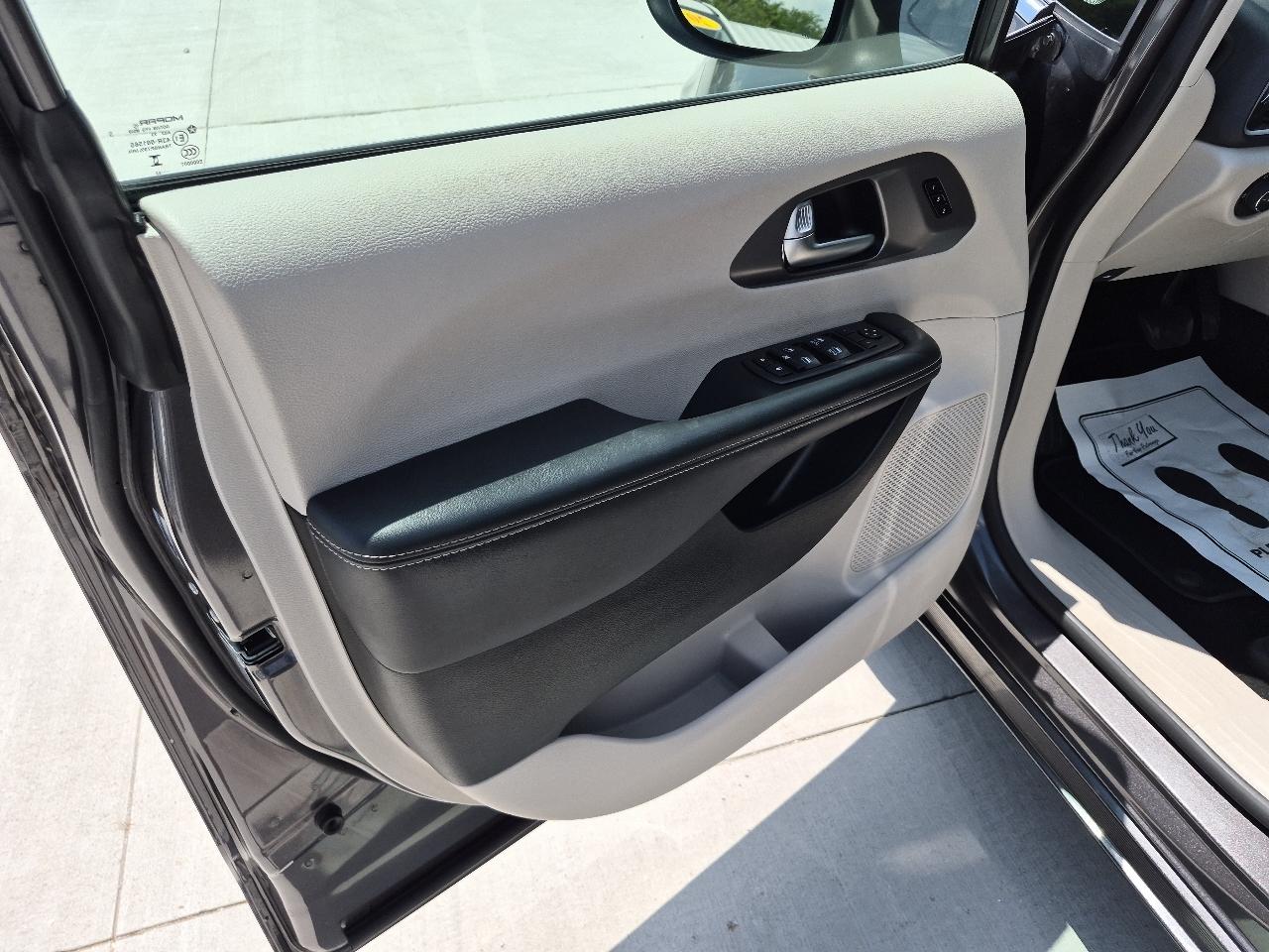 Chrysler Pacifica Touring L 2023