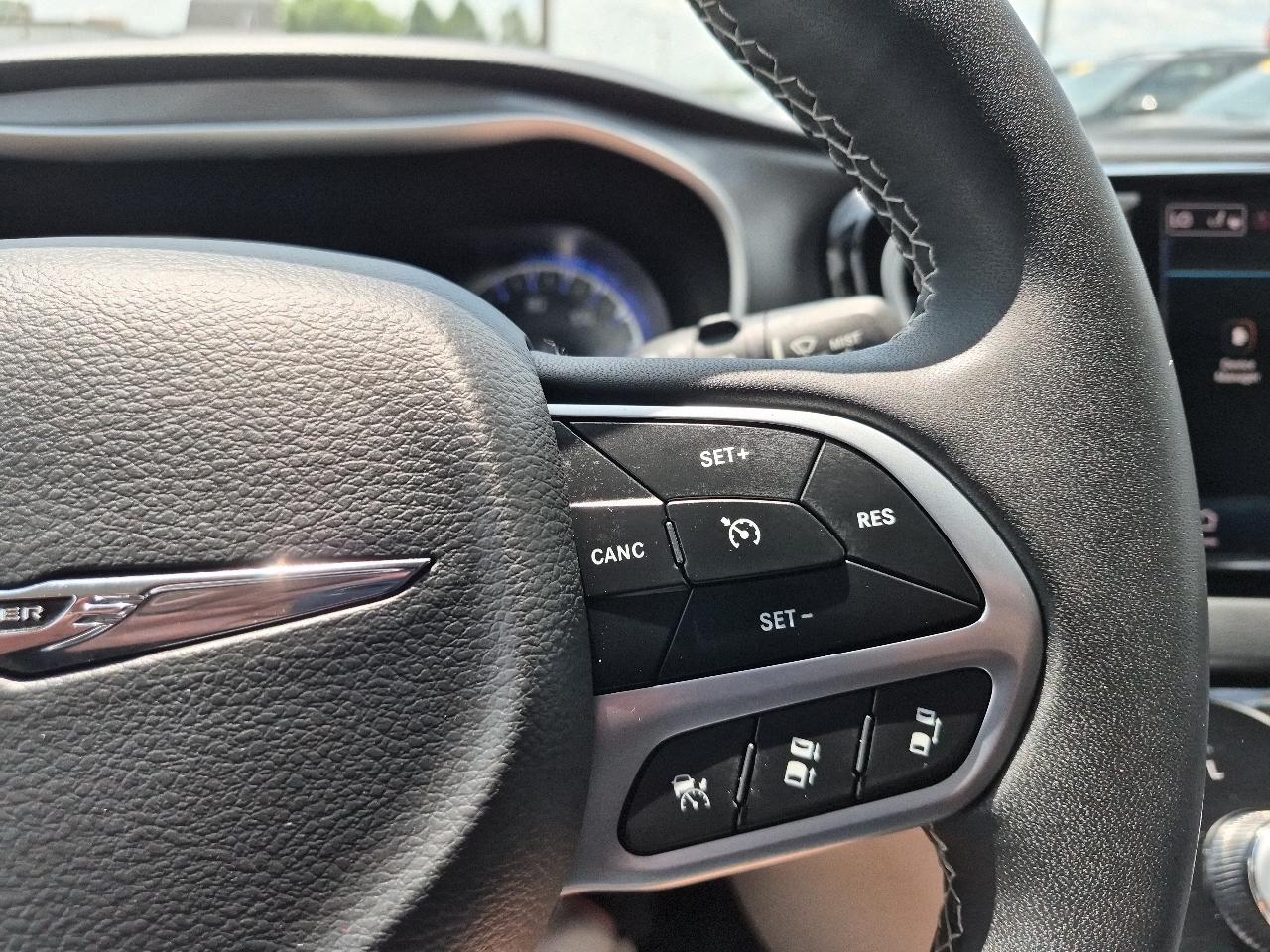 Chrysler Pacifica Touring L 2023