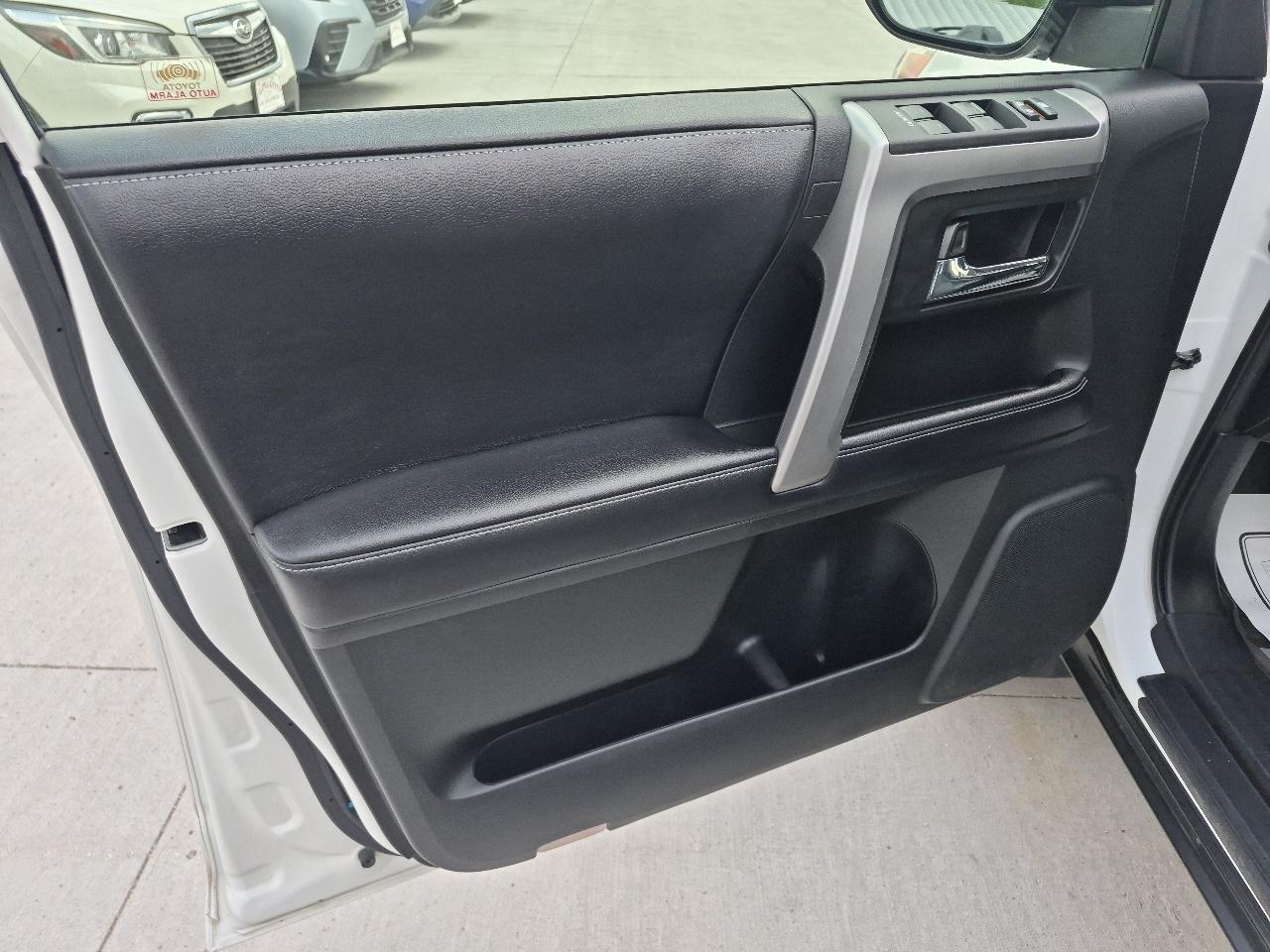 Toyota 4Runner SR5 4WD 2017
