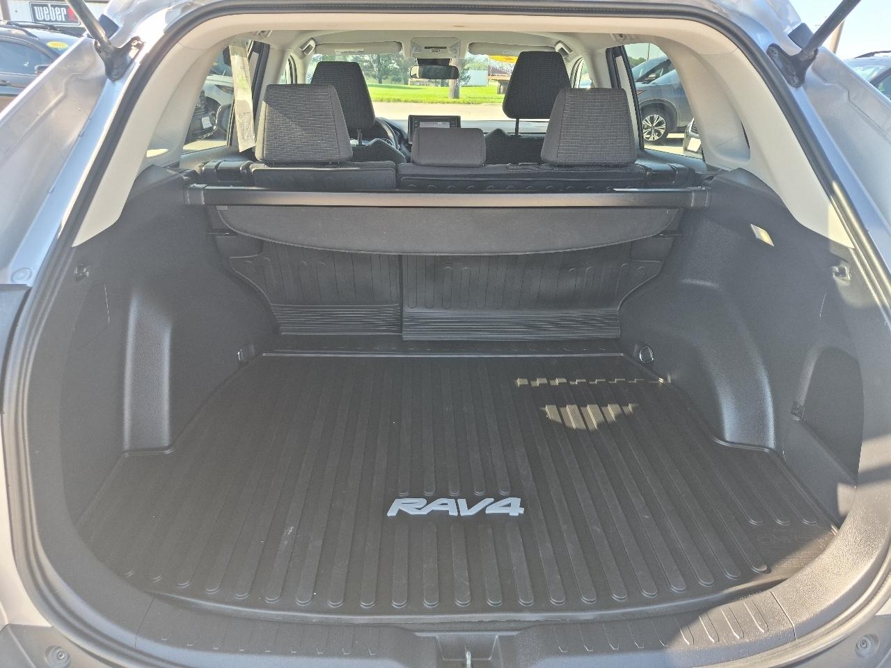 Toyota RAV4 LE AWD 2022