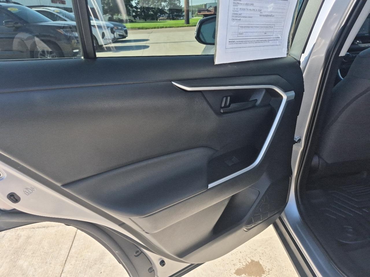 Toyota RAV4 LE AWD 2022