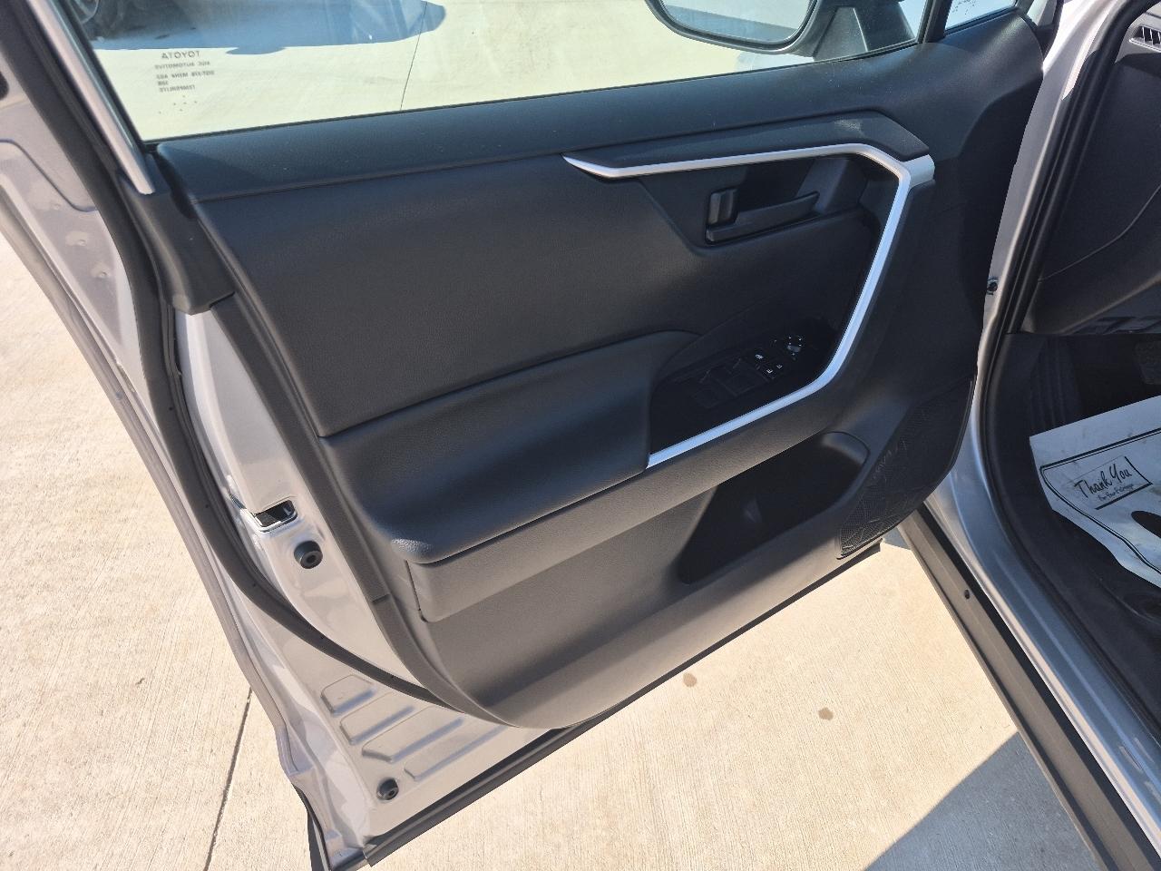 Toyota RAV4 LE AWD 2022