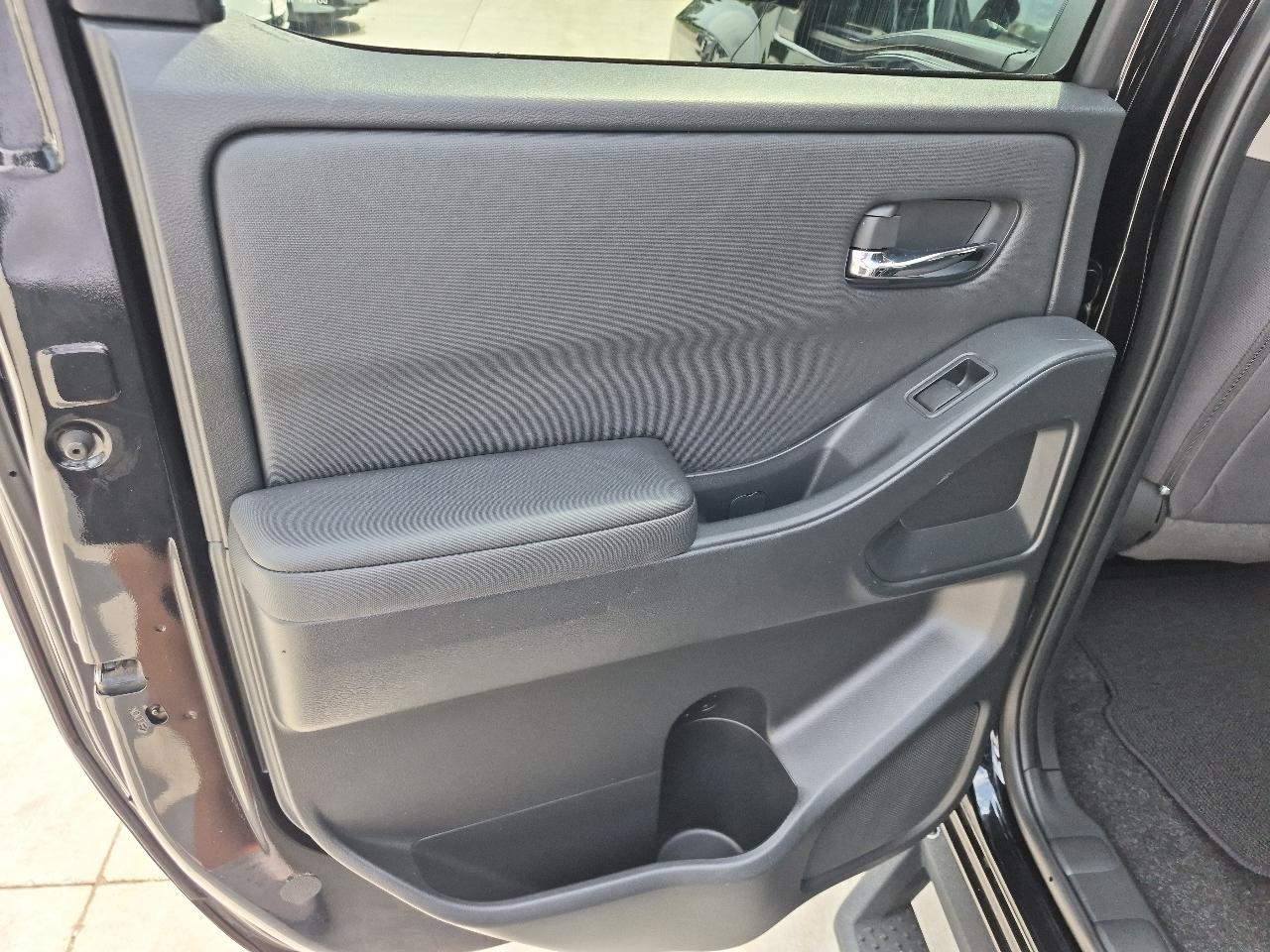 Nissan Frontier SV Crew Cab 4WD 2022