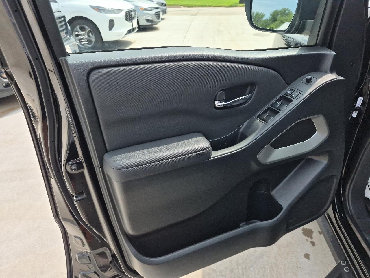 Nissan Frontier SV Crew Cab 4WD 2022