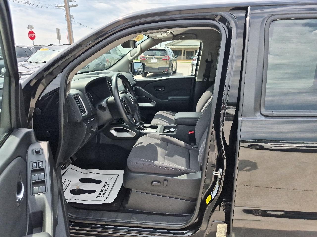 Nissan Frontier SV Crew Cab 4WD 2022