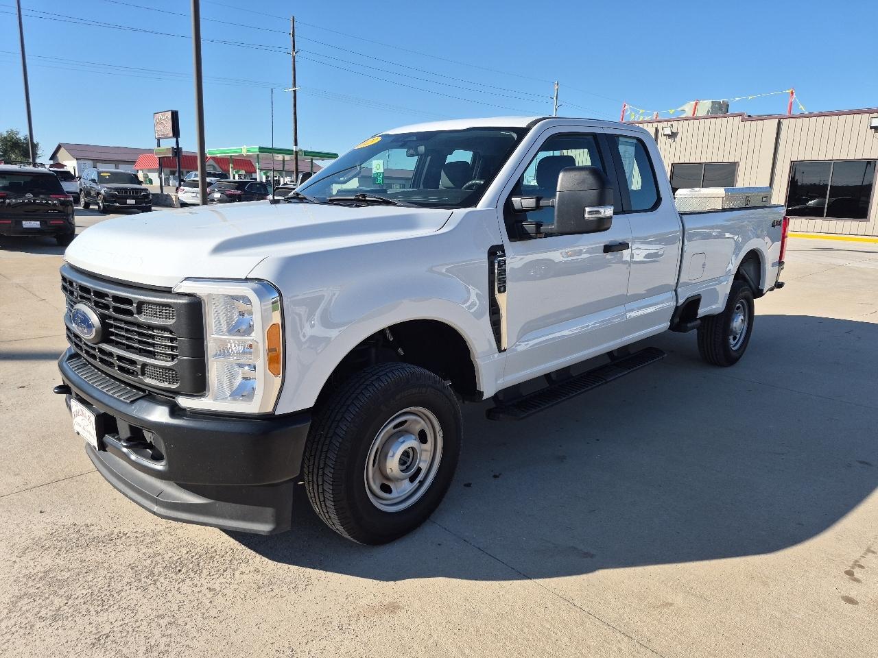 Ford F-250 SD XL SuperCab Long Bed 4WD 2023