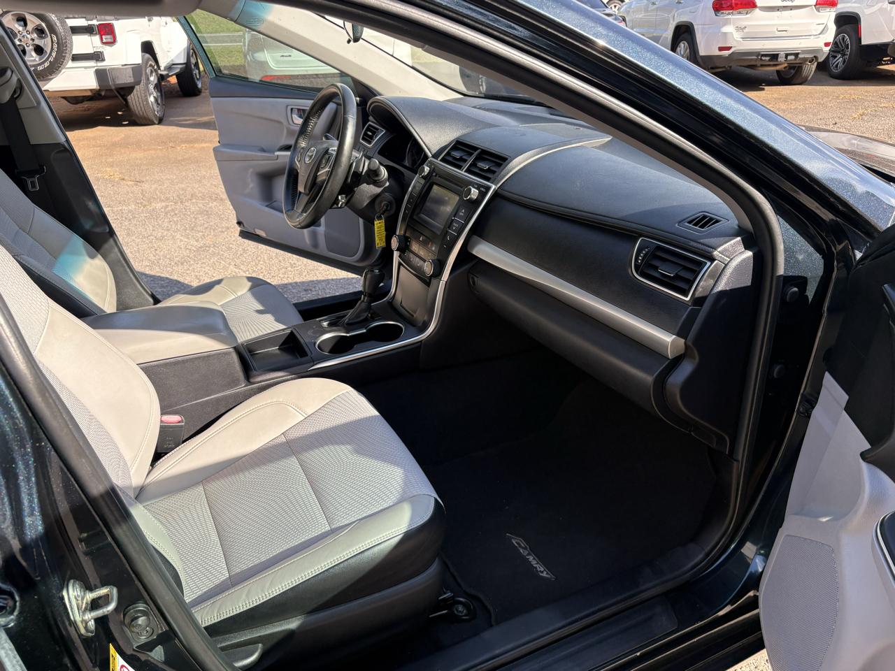 Toyota Camry 4dr Sdn I4 Auto SE w/Special Edition Pkg (Natl) 2016